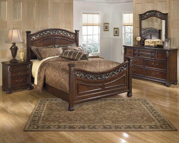 Leahlyn - Brown Queen Bed